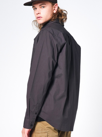 STRETCH BUTTON DOWN SHIRT WITH POCKETS
